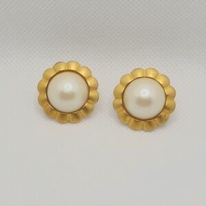 Vintage Daria Gold Toned Metal And Faux Pearl Super elegant earrings.
